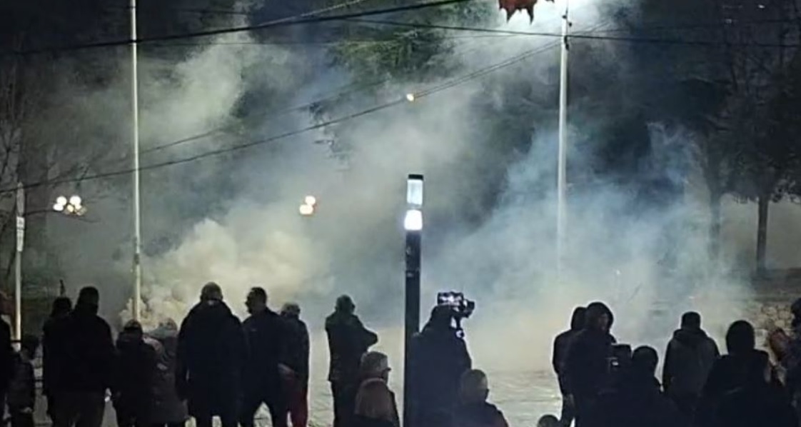 Militantët e Berishës shtyhen me policinë para Kuvendit  shpërndahen nga gazi lotsjellës