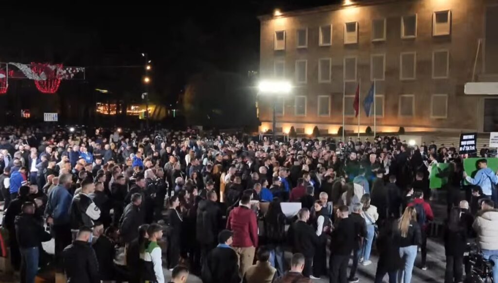 1350 efektivë në terren  Kryeministria  vishet  me gardh metalik  Çfarë do ndodhë në protestë 