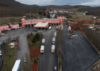 “Zhbllokohet” pika kufitare e Qafë-Thanës, pas 3 ditësh rifillon lëvizja e kamionëve