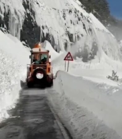 Ortekë bore në Qafë Thore  Bllokohet lëvizja për të gjitha automjetet  rreziku i lartë