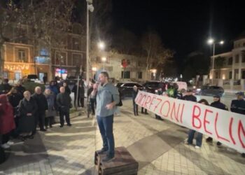 ‘Lëvizja Bashkë’ protestë para Kuvendit, Qori: Të bashkohemi për t’i përzënë zuzarët nga qeverisja