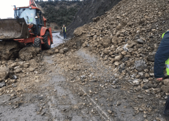 Problematika në bashkinë Tepelenë, rrezikohen disa banesa nga shkarja e dherave në fshatin Nivicë