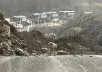 Reshjet, bllokohen disa segmente rrugore në qarkun Gjirokastër, mungesë energjie në Kurvelesh dhe Lazarat