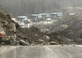 Rrëshqitjet e dherave godasin infrastrukturën, rrugë të bllokuara dhe izolim banesash në qarkun e Gjirokastrës