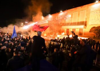 FOTOLAJM / Berisha si Neroni: Zjarr e flakë, veç të kthehem edhe një herë…