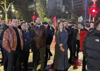 Berisha e quan të vetëpërjashtuar, Salianji me mbështetësit e tij i bashkohen protestës para Kryeministrisë