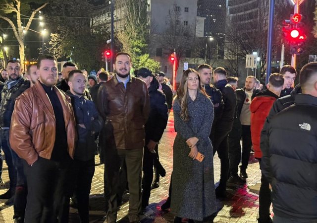 Berisha e quan të vetëpërjashtuar  Salianji me mbështetësit e tij i bashkohen protestës para Kryeministrisë