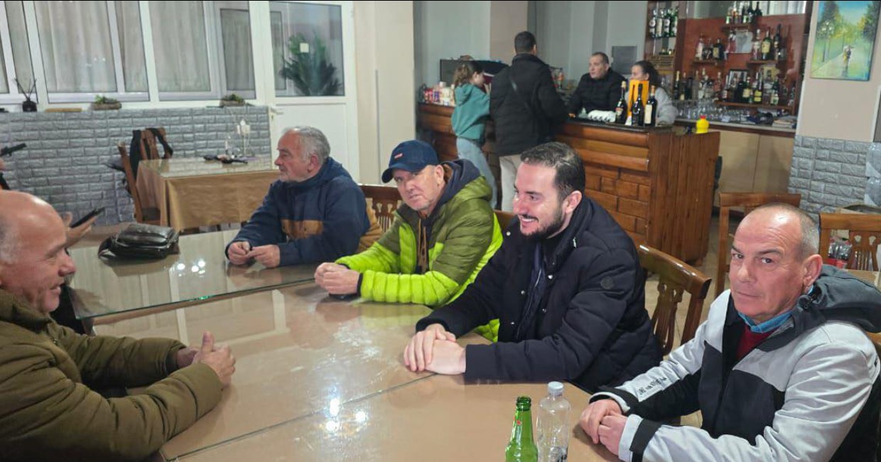 Salianji me demokratët në Himarë  Pa demokraci të brendshme  PD humbet epërsinë morale  Pa respekt për anëtarësinë s ka opozitë 