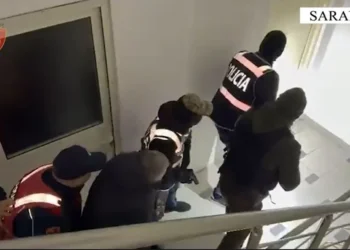 Sarandë, tjetër ‘shtëpi bari’/ Kati i 9-të kthehet në parcelë kanabisi, pranga administratorit, 4 të shpallur në kërkim