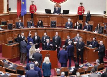 Tensione në Kuvend gjatë sesionit të ri/ Bardhi-Peleshit: Ke shkelur ligjin, po bëhesh “mburojë” e…