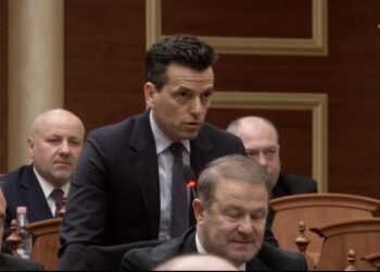 Kushtetuesja shqyrton pezullimin e saj nga detyra, Balluku në Kuvend! Shehaj: Dua provat e SPAK! Ajo është ulur aty edhe po tallet