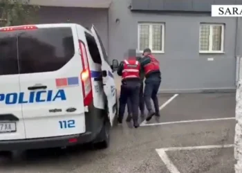 (VIDEO) Sarandë, sherri me thika e shkopinj, reagon policia: Dy të arrestuar, një në kërkim