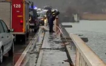 Aksident në aksin Mjedë-Shkodër, makina humbet kontrollin dhe përfundon në lumë (VIDEO)