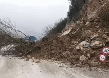 Situata e reshjeve në Shkodër, bllokohen disa akse rrugore, prezencë uji në tokat bujqësore