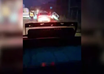 Shoferi i dehur në timon, makina del nga rruga dhe përplaset me pemën/ Humb jetën pasagjeri