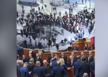 “Këta janë njëlloj sa në sallë edhe në shesh!”/ Taulant Balla ironizon protestën e tkurrur të Berishës