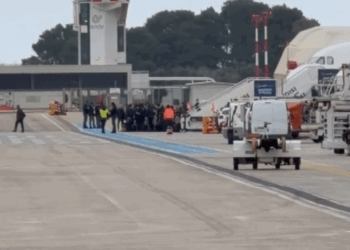 Moti i keq anuloi fluturimin për Tiranë, La Repubblica: Pasagjerët shqiptarë protestojnë në aeroportin e Brindisi