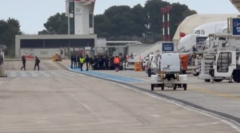 Dy avionë të nisur drejt Tiranës u ulën në Brindisi nga moti i keq  tensione në aeroport nga pasagjerët shqiptarë