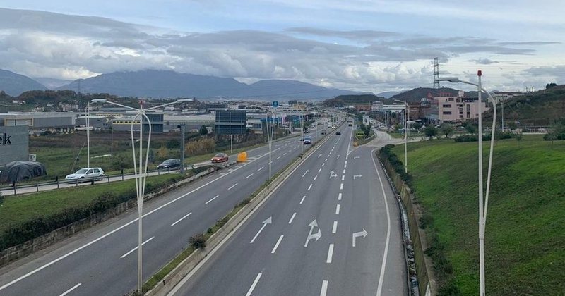 Pritet të sjellë një përmirësim të trafikut  Noni  Korsitë e reja të autostradës Tiranë Durrës hapen këtë muaj