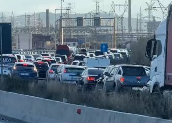 Rikthehet kaosi në aksin rrugën Tiranë-Elbasan, trafik i rënduar dhe radhë kilometrike automjetesh