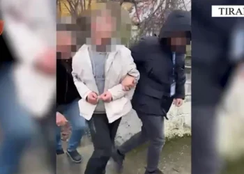 Vodhi me dhunë para duke terrorizuar shitësen me thikë, kapet autori i grabitjes së marketit në Yzberisht