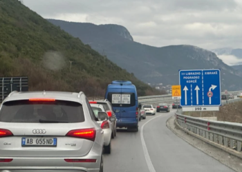 Ngricat ‘paralizuan’ aksin Librazhd-Prrenjas, normaliteti kthehet pas 15 orësh