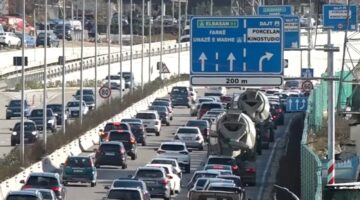 Moti i ftohtë zbardhi Dajtin  Radhë kilometrike makinash për të parë dëborën  bllokohen disa akse rrugore në Tiranë