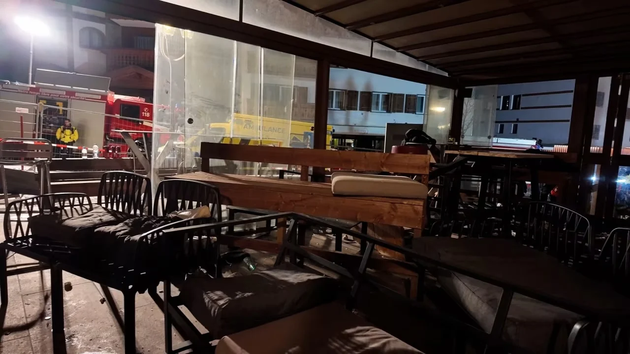 Zvicër  tragjedia në resortin e skive  Dëshmitarët  Zjarri nisi nga fishekzjarret e vendosura te shampanja  kamarieret 