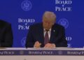 “Këtu janë të gjithë liderët që dua”/ Trump firmos Bordin e Paqes: Zakonisht ka dhe 2-3 që nuk i dua, por këtu i pëlqej të gjithë