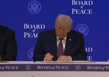 Themelohet Bordi i Paqes, liderët nënshkruajnë dokumentin/ Firmos Trump: Këtu janë të gjithë liderët që dua!