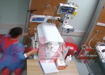 Tronditëse, infermieria dhunon brutalisht beben 5-ditëshe në një maternitet në Turqi. Foshnja pëson paralizë(VIDEO)