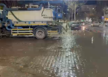 Shpërthen tubi kryesor i ujësjellësit në Vlorë, ‘përmbytet’ bulevardi “Ismail Qemali”