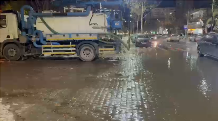 Shpërthen tubi kryesor i ujësjellësit në Vlorë   përmbytet  bulevardi  Ismail Qemali 