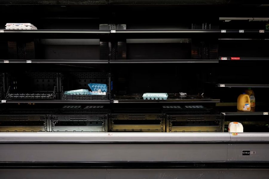 Më pak vezë  bukë dhe ujë në dyqane  blerësit në SHBA nxitojnë të furnizohen para stuhisë