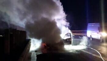 VIDEO-Shkëndija në sistemin motorik “shkrumbon” makinën, ngjarja në aksin Milot-Mamurras