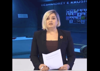VIDEO / Masakra e Reçakut, prezantuesja në Kosovë shpërthen në lot teksa jep lajmet