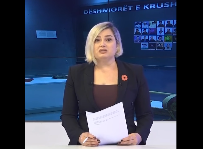 VIDEO   Masakra e Reçakut  prezantuesja në Kosovë shpërthen në lot teksa jep lajmet