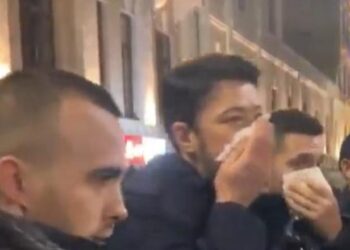 Sali Berisha shkon në seli, Shkëlzeni i bashkohet protestës së PD, ‘mbrohet’ nga gazi lotsjellës