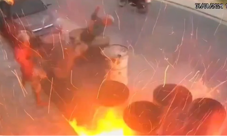 Tronditëse  Po luanin me çakmak pranë fuçive të naftës  të rinjtë  hidhen në erë 