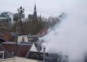 VIDEO-Zjarr masiv në një qytet të Holandës, raportohet për të lënduar: Dëgjuam një shpërthim të fortë