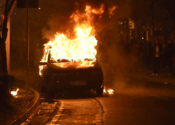 Digjet një mjet i parkuar në Rrëshen, dyshohet se zjarri ka qenë..
