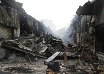 Pamje “lufte”/ Dyqane të shkrumbuara totalisht dhe rrënoja, ja çfarë ka mbetur te tregu i “5 Majit” pas zjarrit masiv (VIDEO-FOTO)