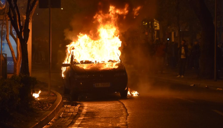 Digjet një mjet i parkuar në Rrëshen  dyshohet se zjarri ka qenë  