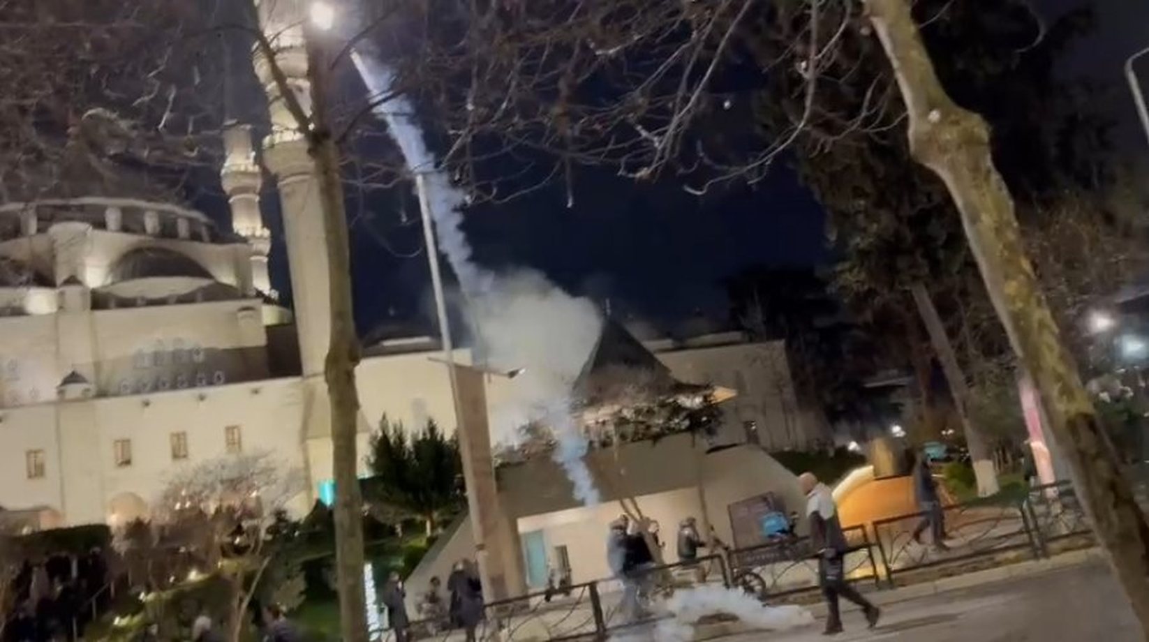 Molotovët e PD tek xhamia e Namazgjasë  KMSH  U lënduan besimtarët  mos e merrni maturinë tonë për tolerancë