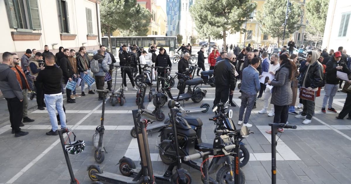 Bllokimi i monopatinave  protestë para Ministrisë së Brendshme  Na mashtruat  gjeni zgjidhje