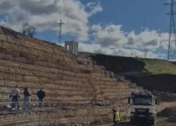 Aksi Përrenjas-Librazhd i bllokuar nga rrëshqitja masive, rruga mund të hapet ditën e hënë/ Gati nesër bypass-i për të bërë të mundur kalimin në pjesën e shembur