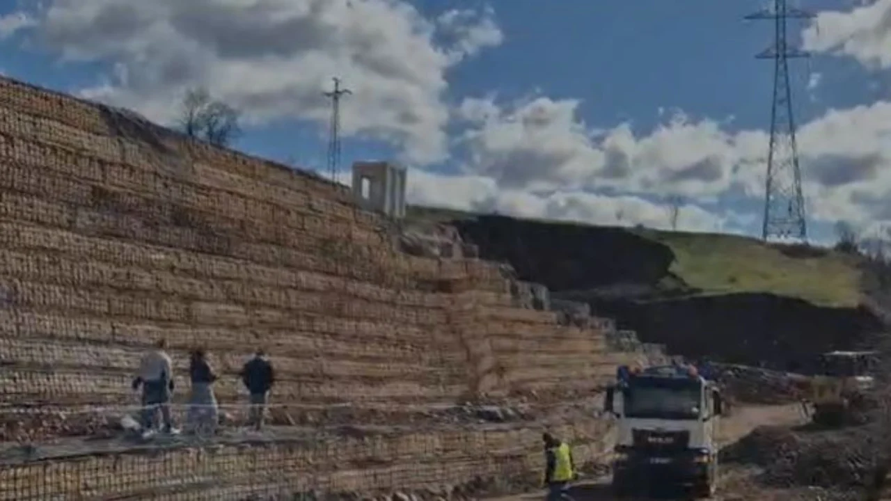Aksi Përrenjas Librazhd i bllokuar nga rrëshqitja masive  rruga mund të hapet ditën e hënë  Gati nesër bypass i për të bërë të mundur kalimin në pjesën e shembur