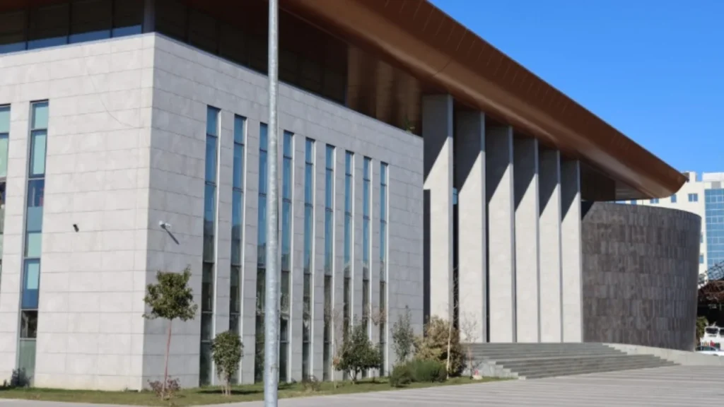 “Kush ua dha këtë të drejtë?”- KLGJ e KLP i rritën rrogat vetes, ish-deputeti i PD: Mbi cilën bazë e bënë? Turp institucional, çfarë reforme komike paskemi bërë