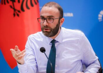 Militantët molotov drejt Xhamisë së Namazgjasë, Bardhi akuza policisë: Hodhët gaz lotsjellës, u penguan besimtarët të kryenin ritet pas iftarit
