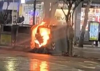 Akte vandale në rrugët e Tiranës, militantët e Berishës i vënë flakën koshit të mbeturinave